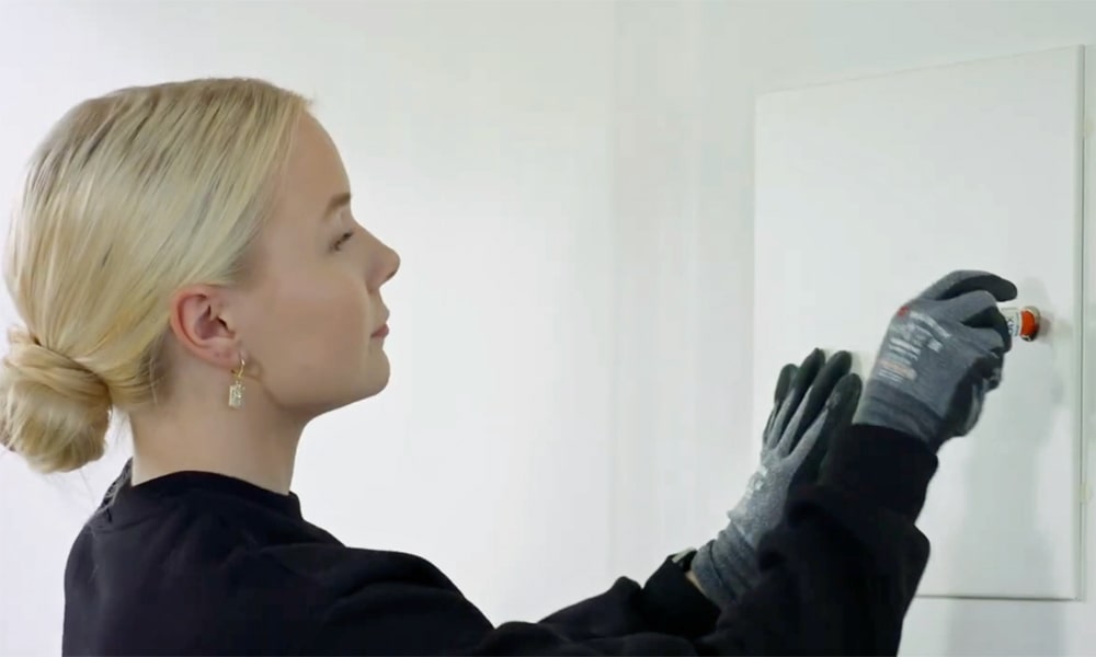 Kiilax uutiskuva jossa henkilö asentaa tarkastusluukkua.